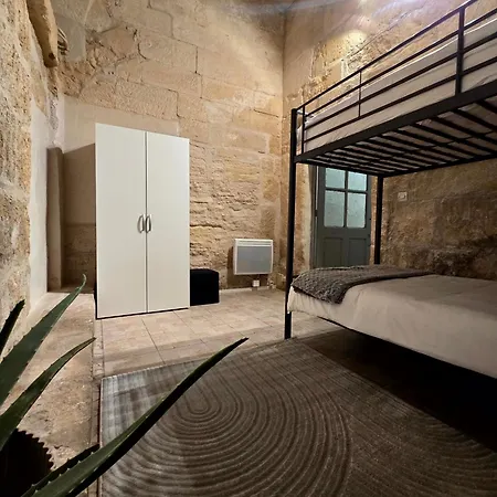 2 Chambres, Cuisine équipée * Beaucaire (Gard)